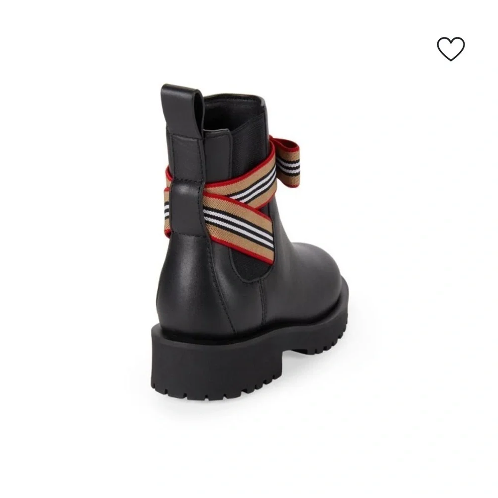 Burberry girls Dearington Check Chelsea Boots size 29 (US 11.5 Kids)